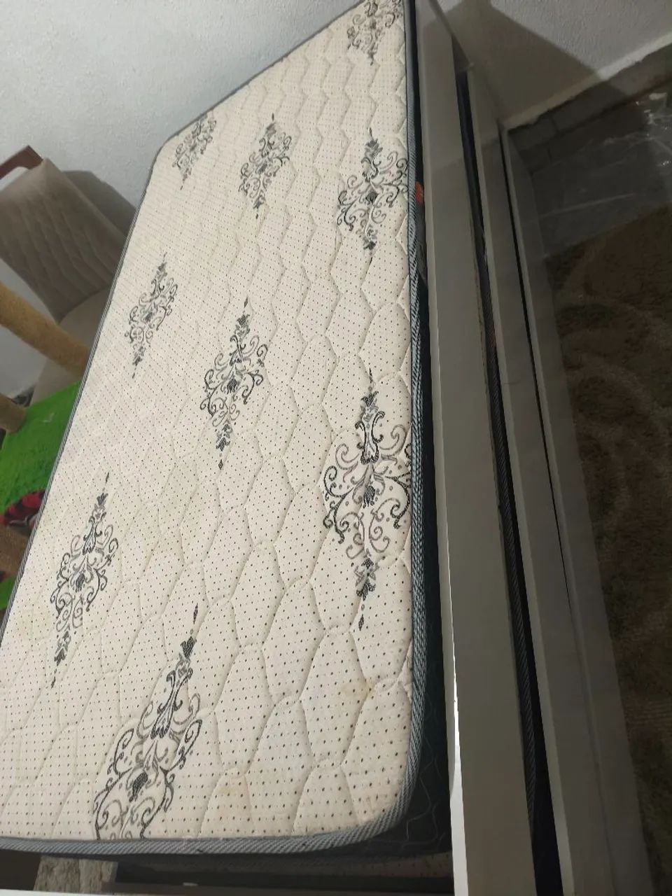 Vendo Cama Tripla branca com 2 colchões 