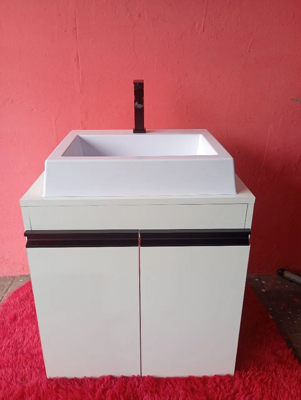 Gabinete com cuba e torneira 