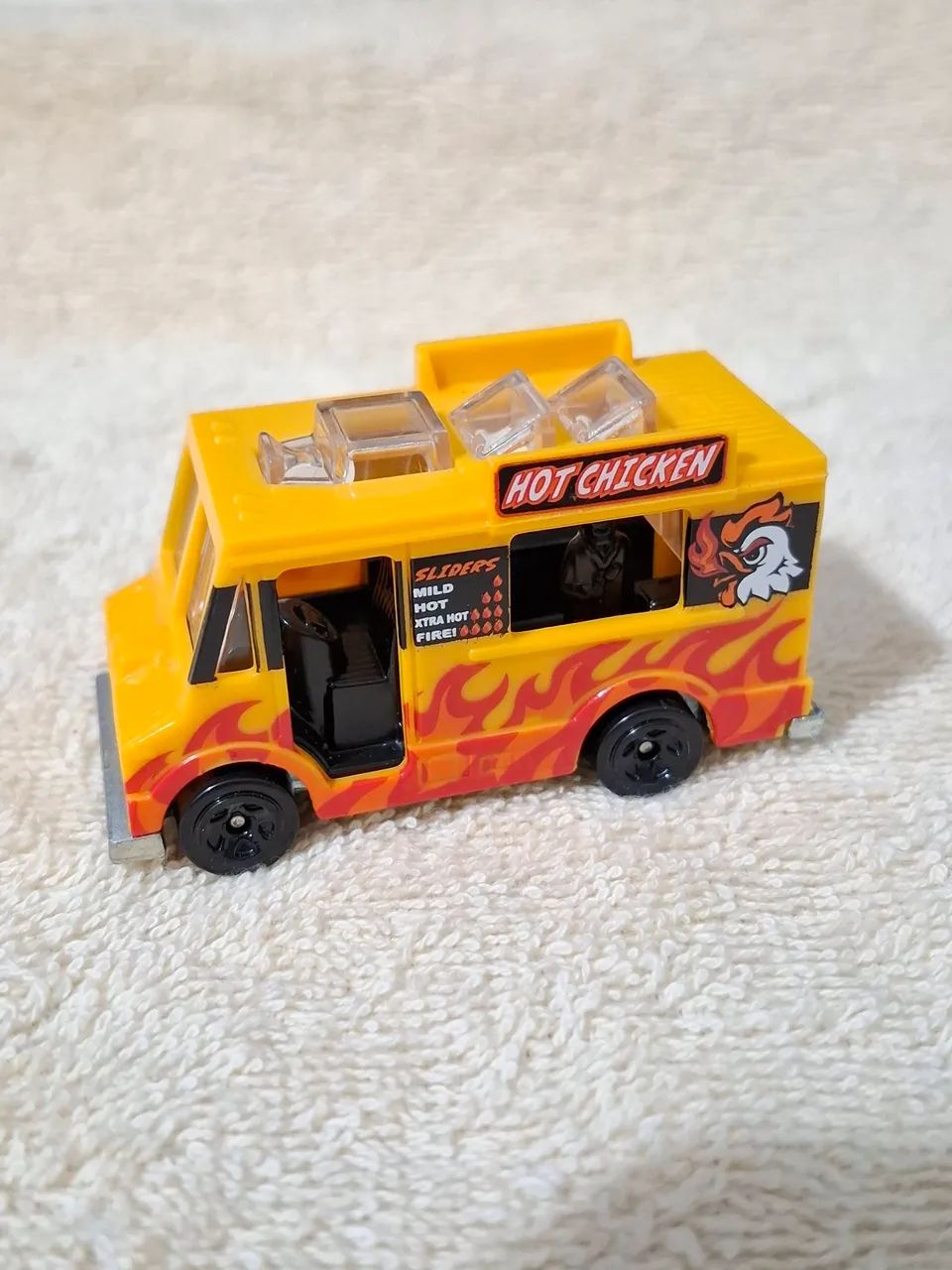 Kit com 3 HotWheels diversos  - Foto 3