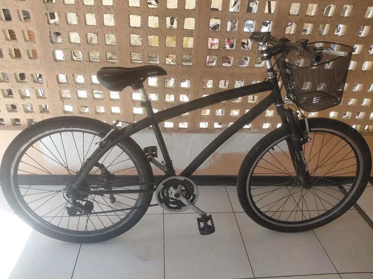 Vendo bicicleta aro 26 com marcha e cesto - Foto 2