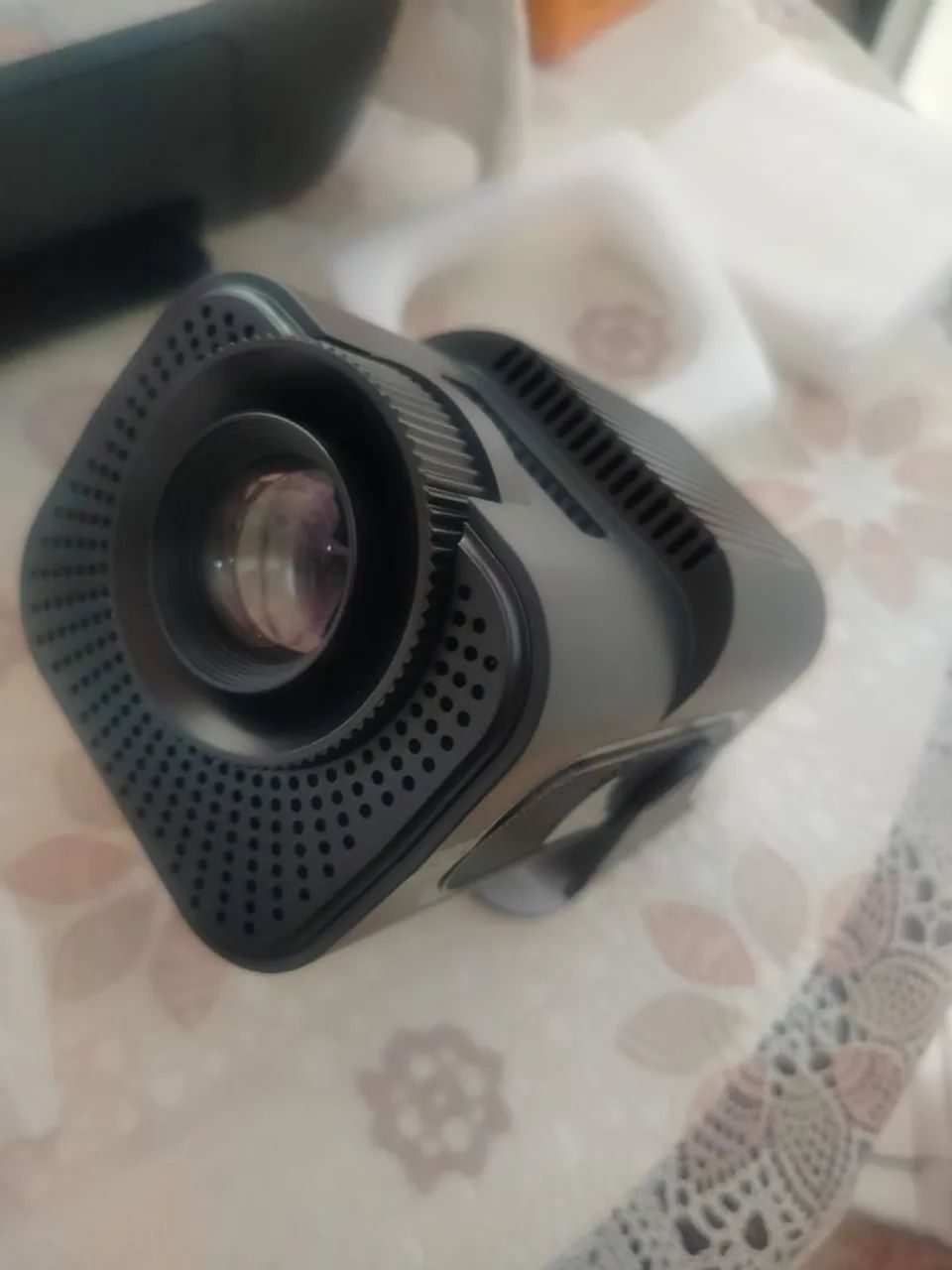 Projetor - projeta até 150 polegadas.