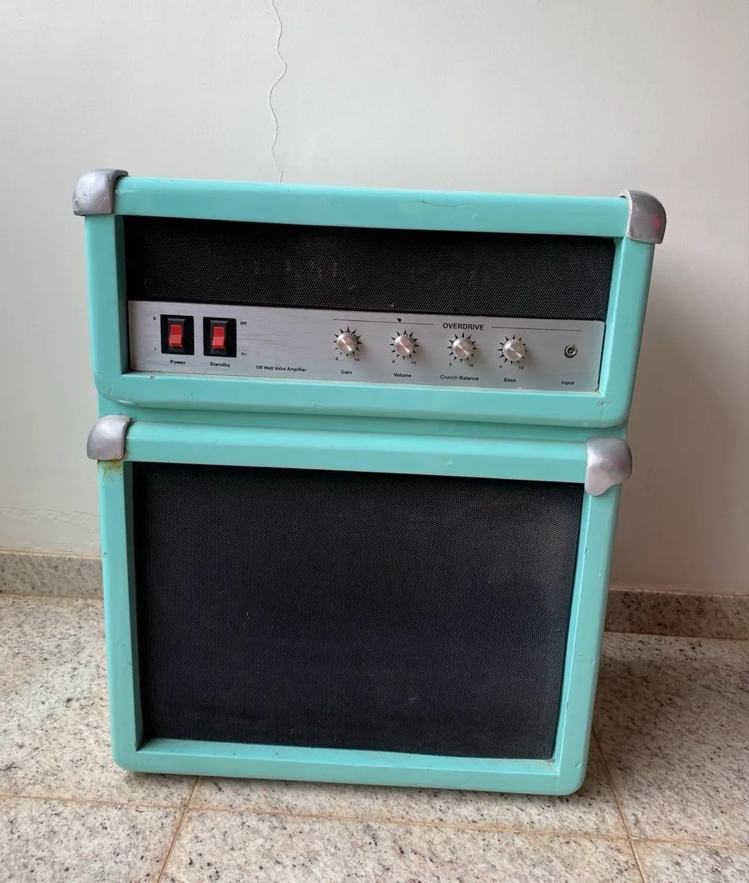 Mesa de cabeceira / de canto em formato de caixa de som
