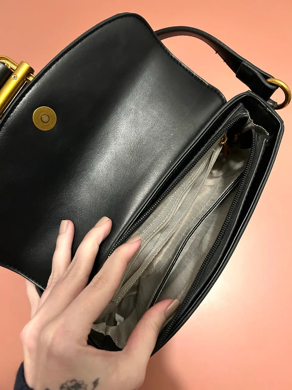 Bolsa preta de couro sintético e detalhes em dourado - Foto 4