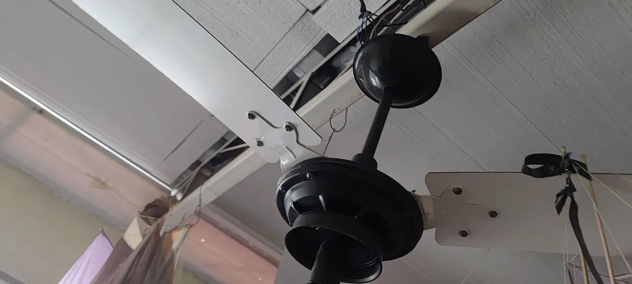 VENDO 4 VENTILADORES DE TETO FUNCIONANDO,BOM PREÇO, NÃO TEM AS LUMINÁRIAS 