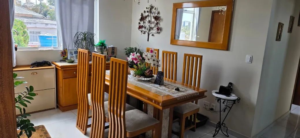 Conjunto de sala de jantar 6 lugares, buffet e espelho