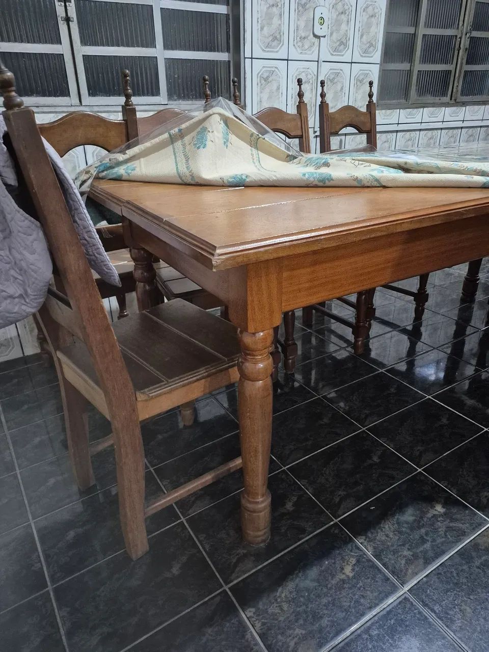 Conjunto mesa e armário madeira - Foto 3
