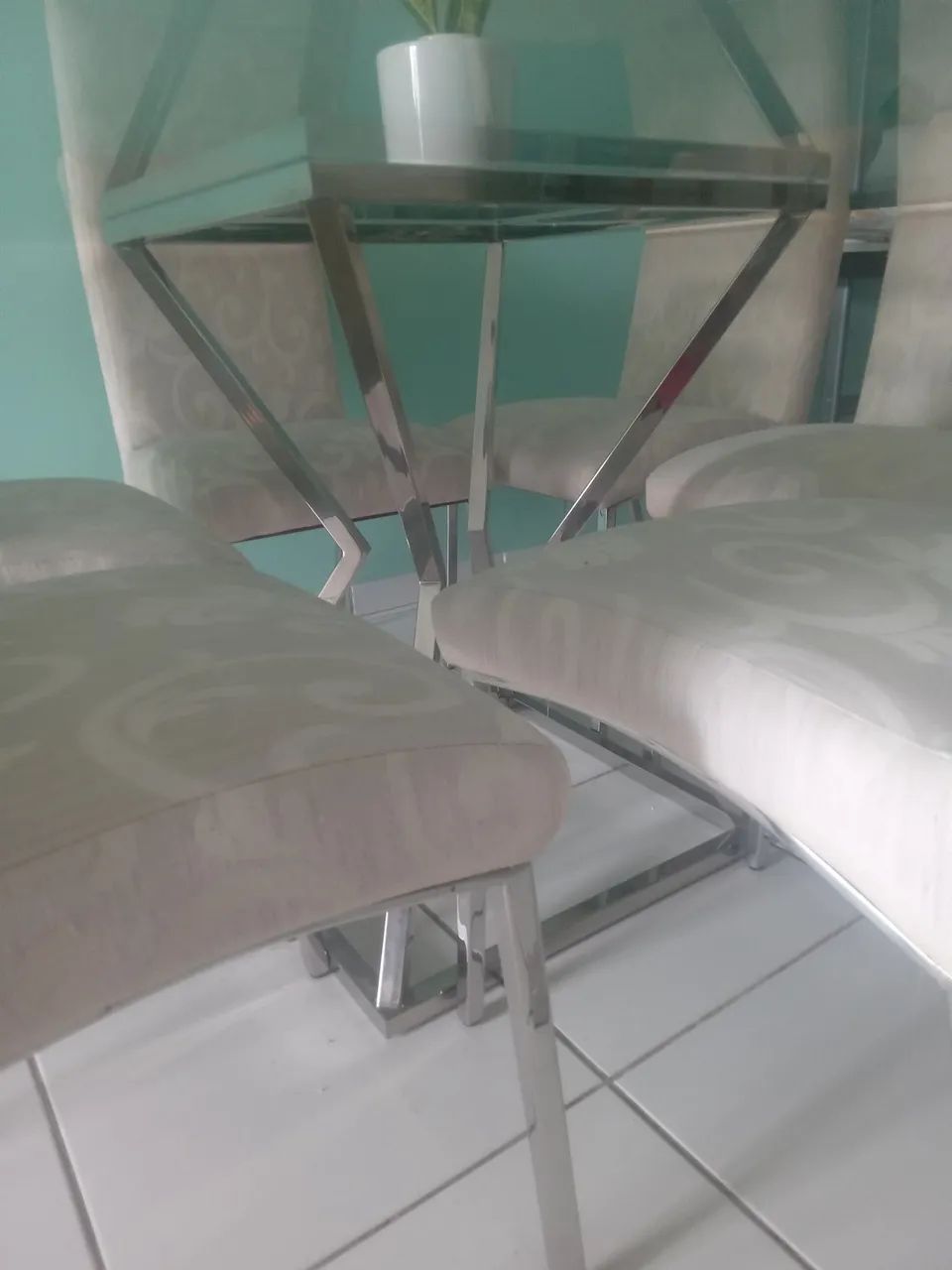 Mesa de tampo de vidro com 06 (seis) cadeiras - Foto 2
