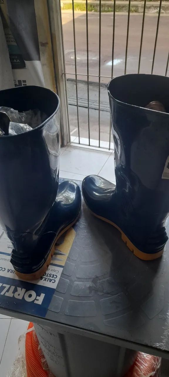 Botas azul e  preta com solado amarelo 2