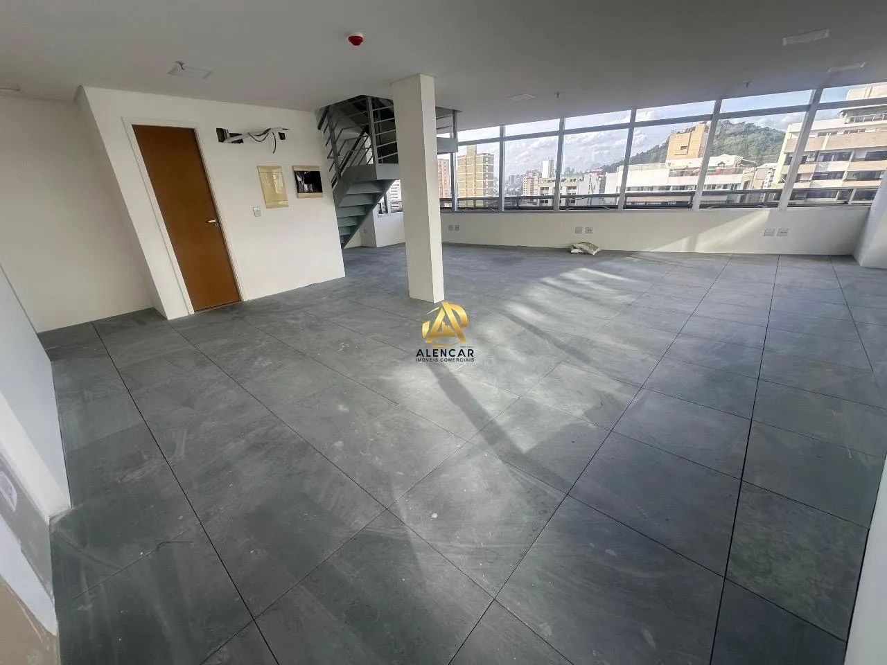SALA DUPLEX - DISPONÍVEL PARA LOCAÇÃO NA PRAIA DA COSTA, VV/ES