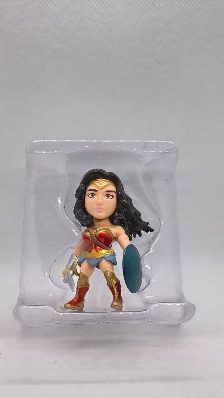 Colecionavel de ferro - Mulher Maravilha