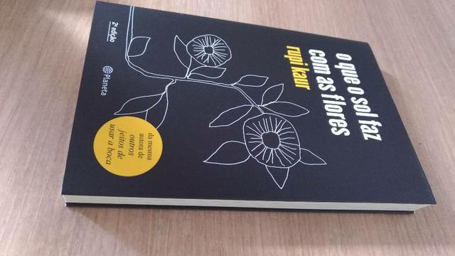 Livro de Rupi Kaur "O que o sol faz com as flores" - Foto 2