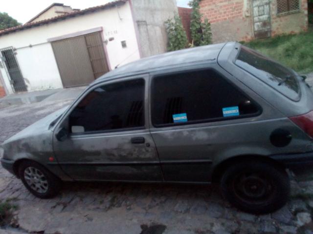 Vendo ou troco esse carro por moto ele não tá andado tem q botar pra rodar - Foto 4