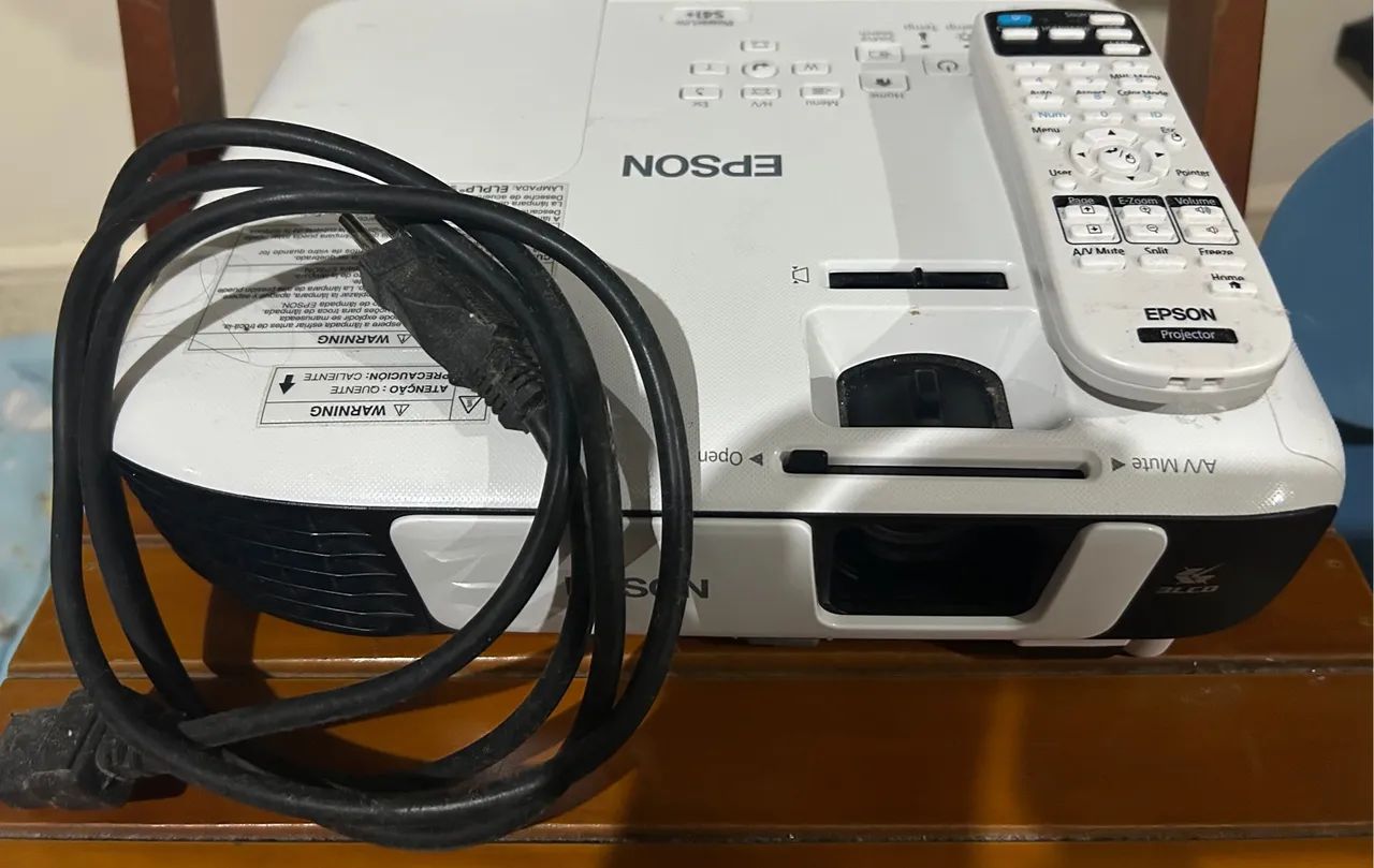 Projetor Epson com controle remoto e cabo -POWER LIFE S41+ ( utilizado 1 vez)