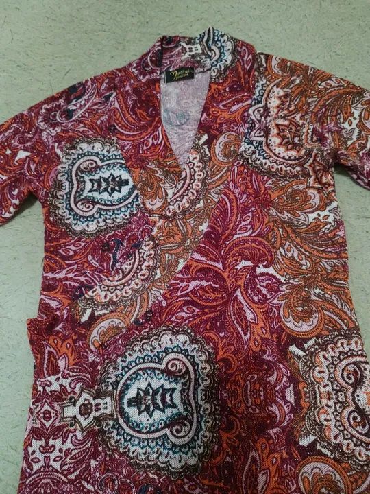 Vestido manga longa vermelho brilhoso.