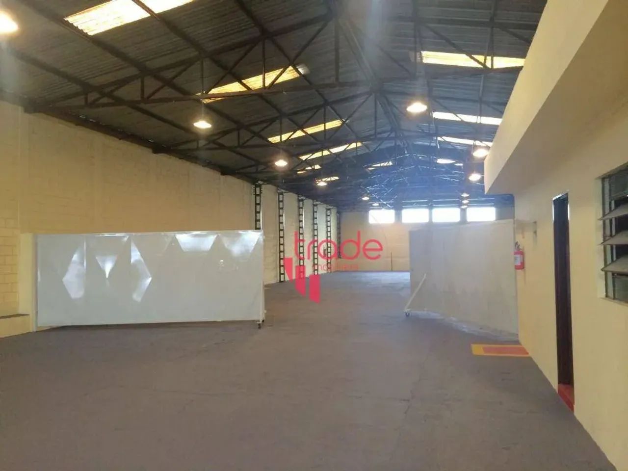 Galpão para Locação de 03 Escritórios no Bairro Ipiranga em Ribeirão Preto com Amplo Espaç