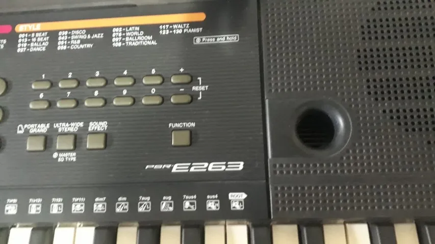 Teclado Yamaha 263 (com manual)