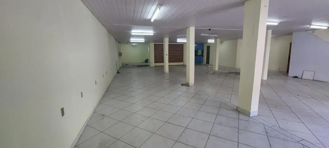 Lojão no Centro em ótima Localização com 450 2 com apartamento de 2 quartos