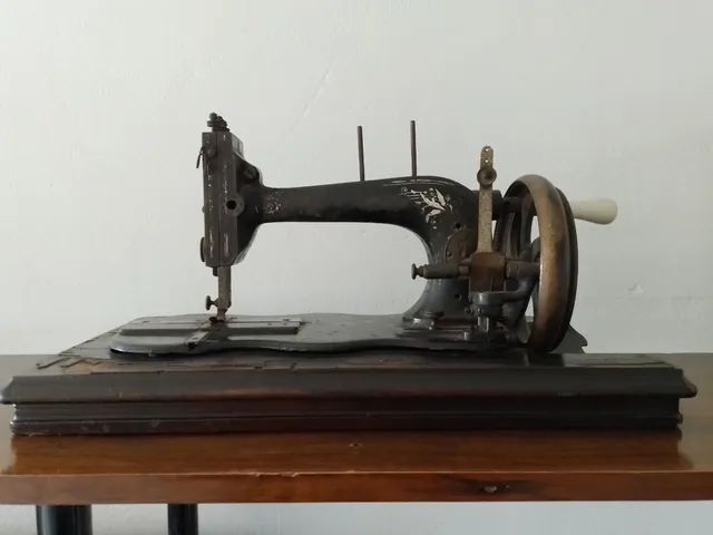Maquina Costura Antiga - Foto 4