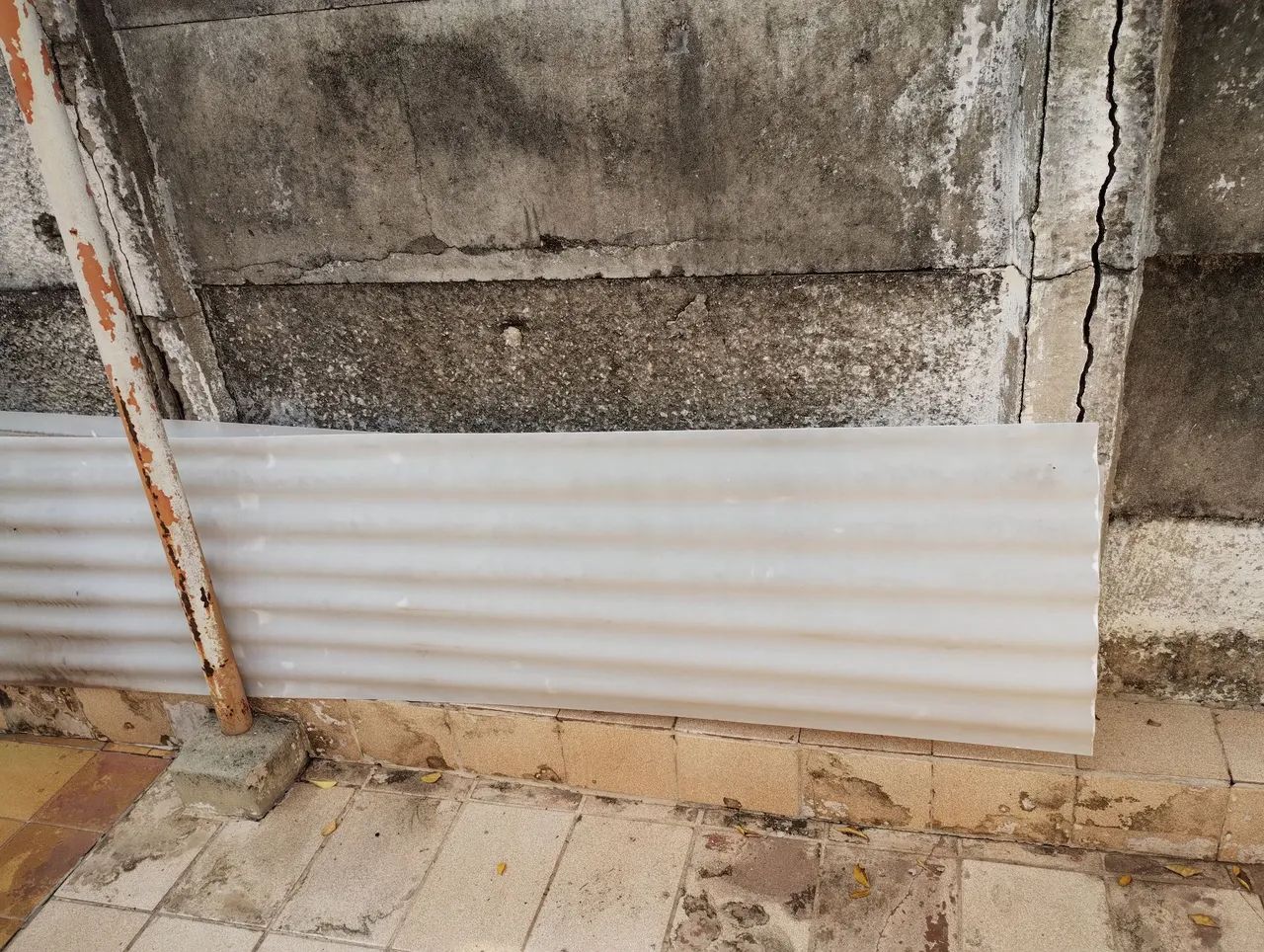 1 (uma) Telha de plástico - 2,44x0,50cm