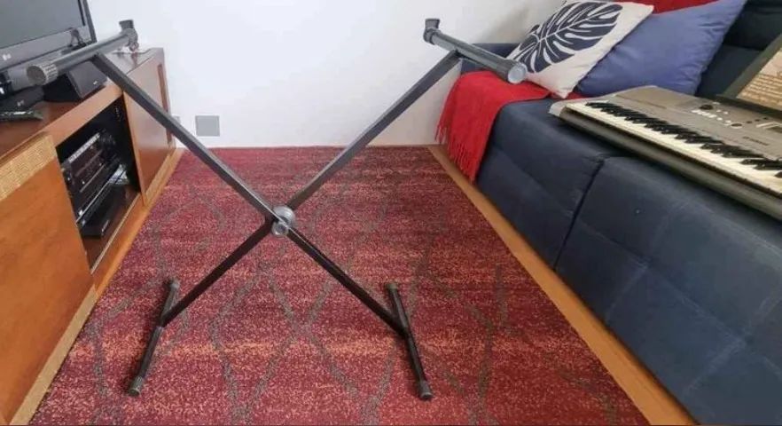 Teclado Yamaha PSR E3 13 perfeito estado,fonte nova,manual,porta partitura,mesa e bolsa de - Foto 3