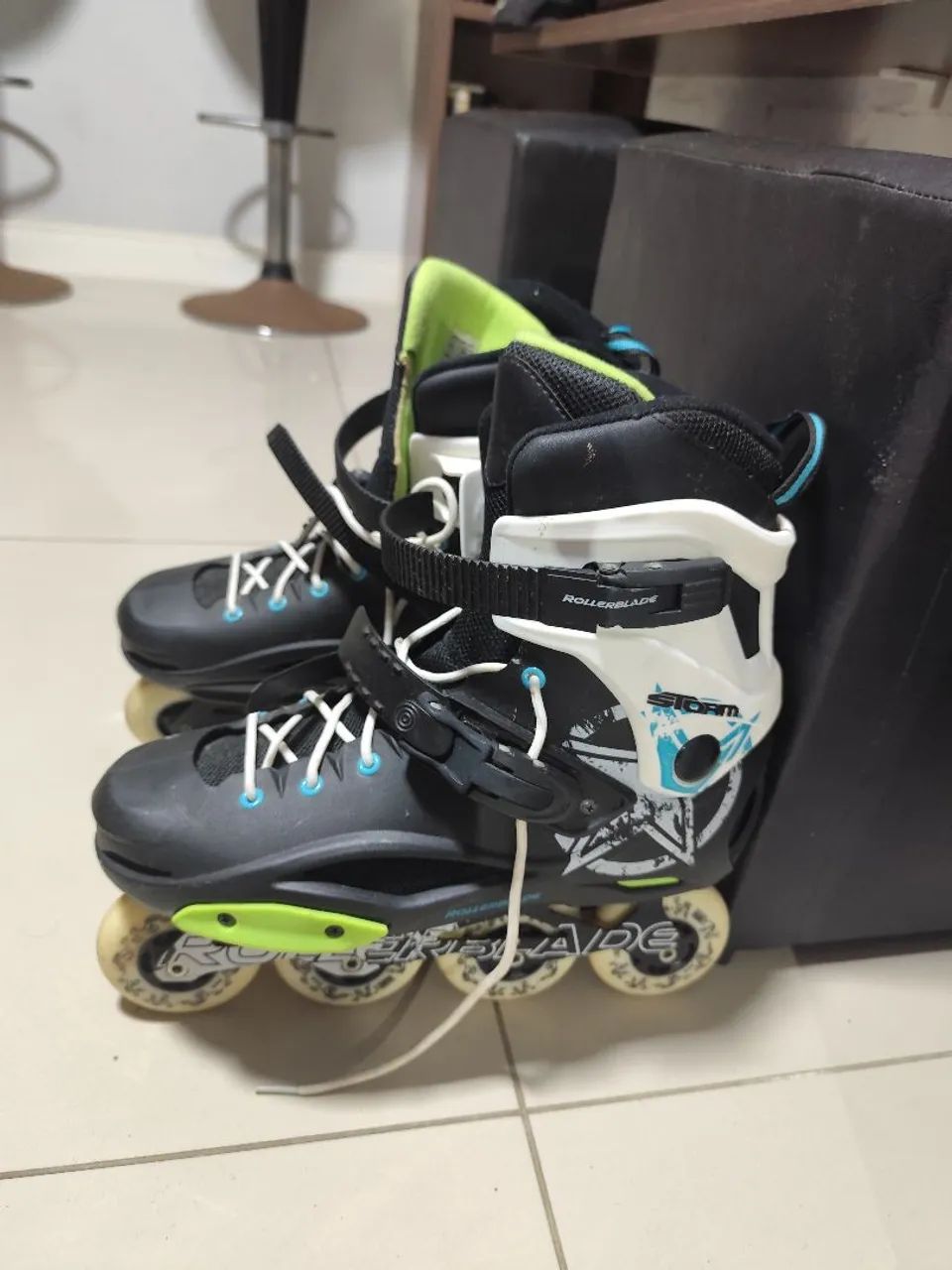 Vende-se par de patins rollerblade c/ acessórios (cotoveleira, joelheira e luva protetora) - Foto 4