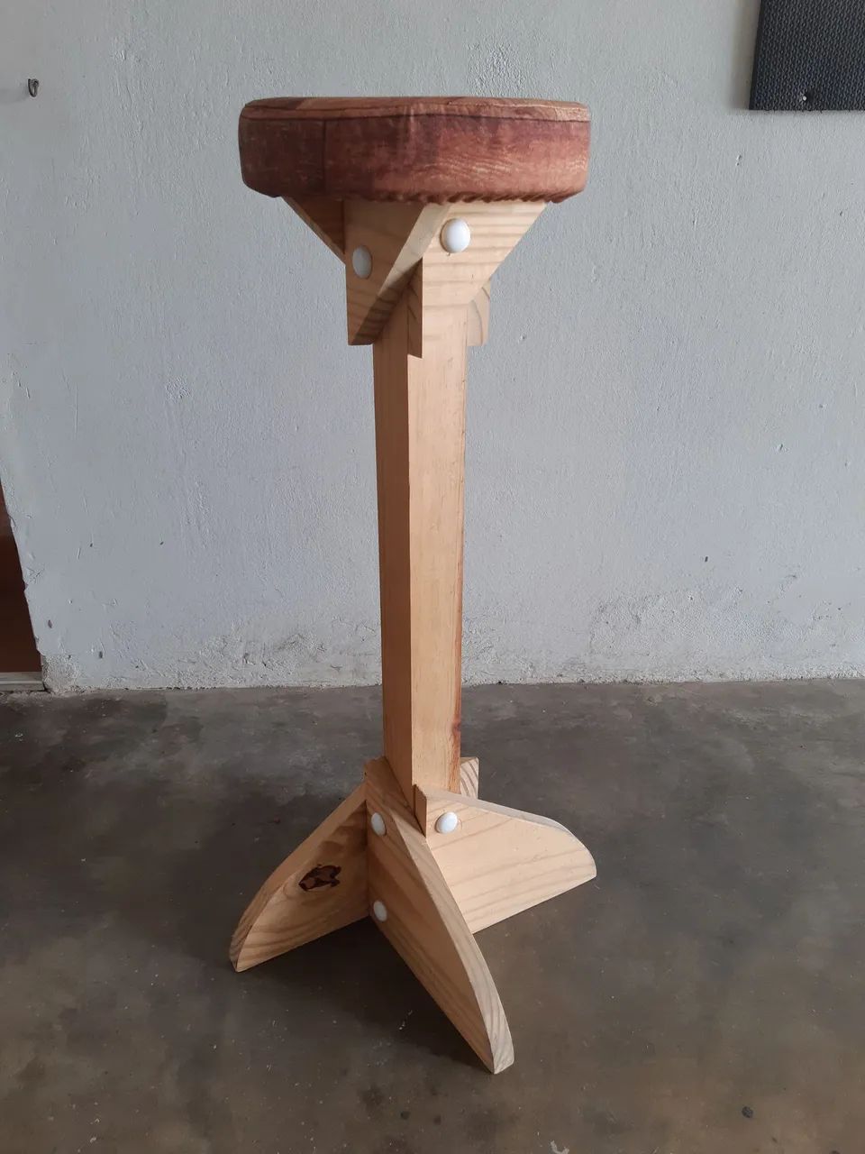 Banqueta de madeira rústica