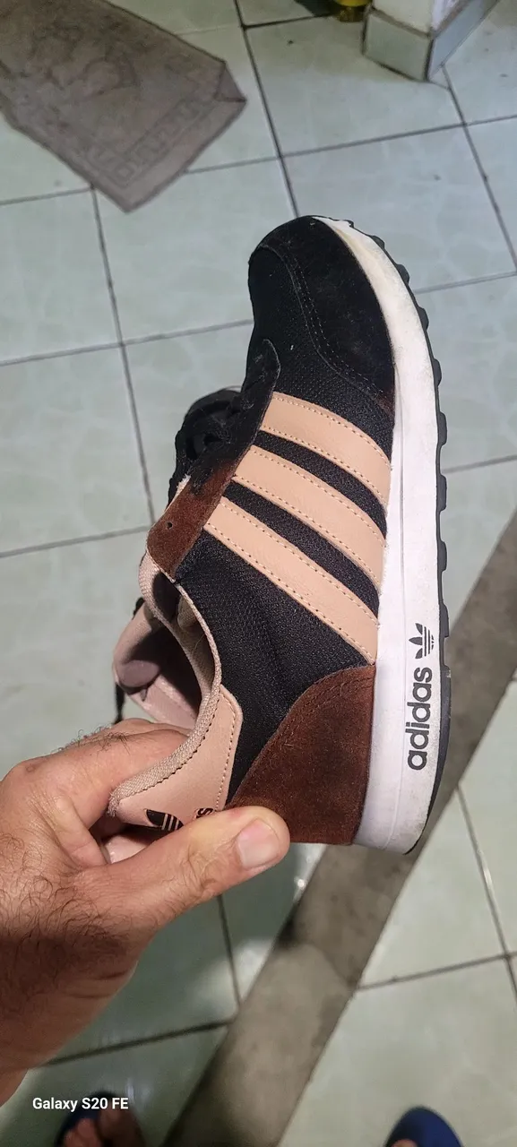 Tênis Adidas Originals - Preto com detalhes bege e marrom