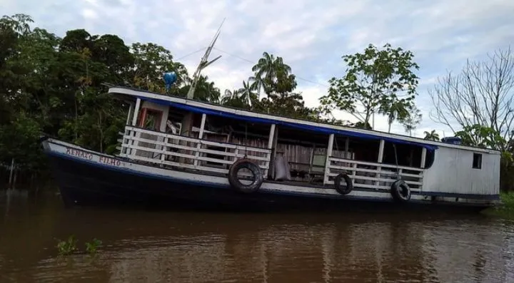 VENDE-SE BARCO DE MADEIRA 18x4.5 