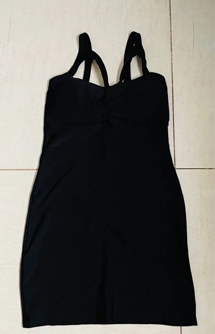 Vestido preto decotado com detalhes  - Foto 2