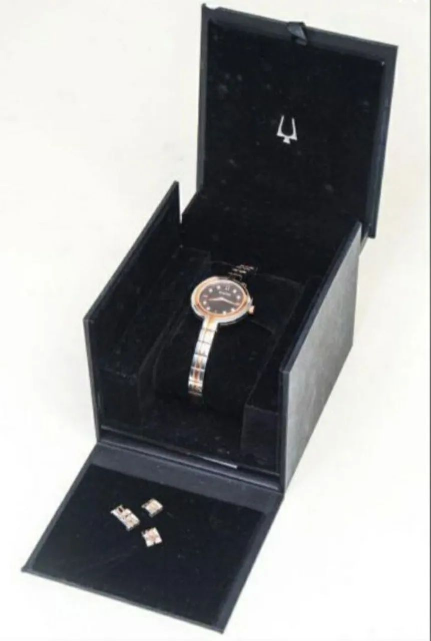 RELÓGIO FEMININO, EM AÇO BICOLOR E DIAMANTES, NOVO, MARCA BULOVA. - Foto 2