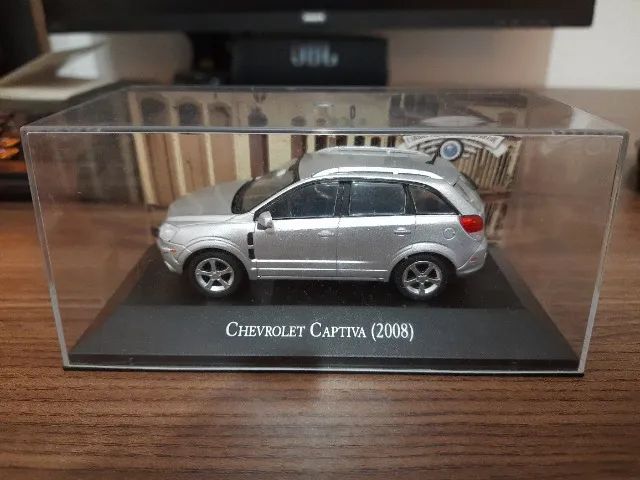 Miniatura Chevrolet Captiva 1:43 com acrílico - Foto 2