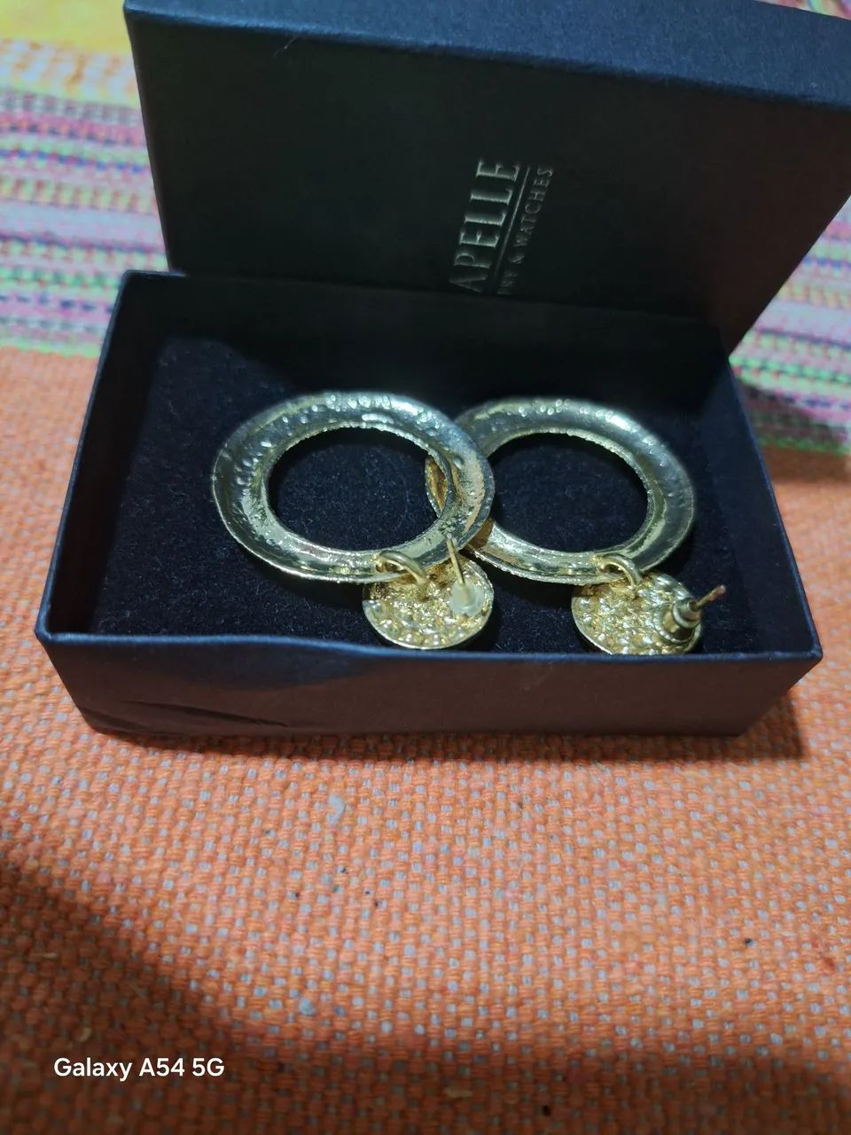 Brincos de argola folheado ouro 18 kl com pedras - Foto 2