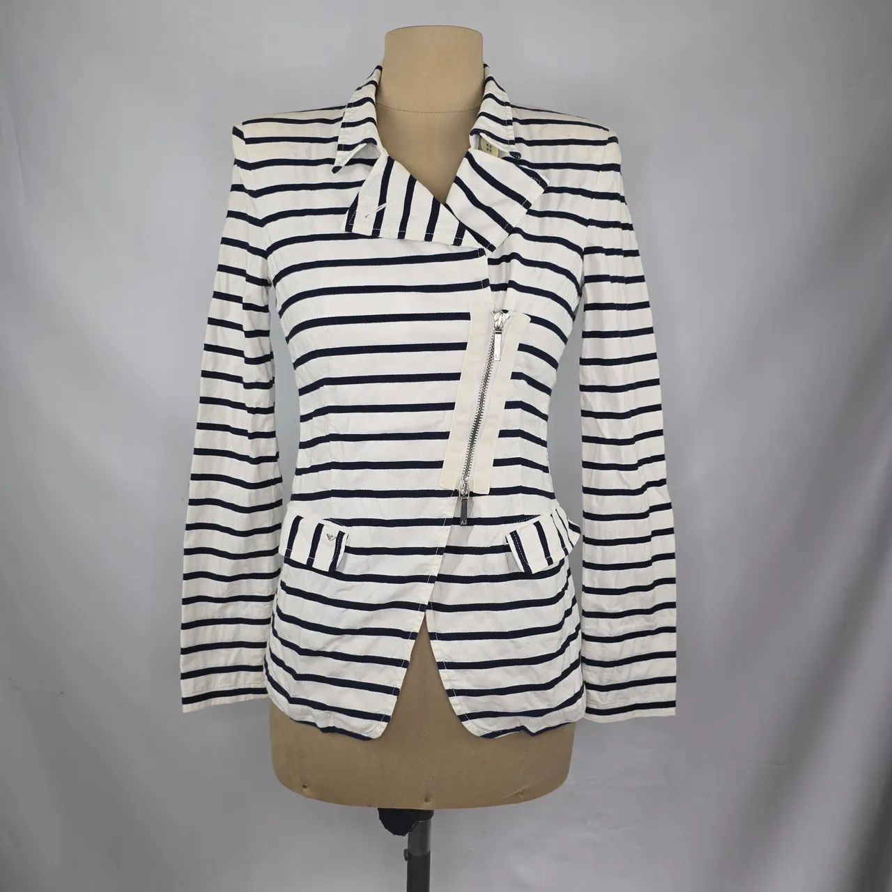 Jaqueta armani exchange listrada branca e azul p