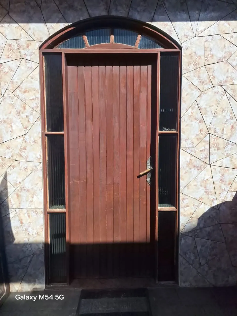 Porta de Madeira com Design Clássico