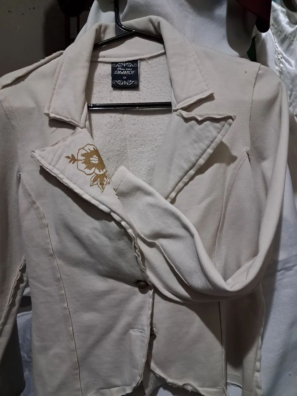 Blazer Bege Feminino com Detalhes e Bordado Floral - Foto 3