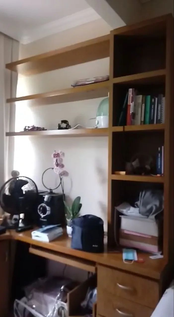 Mesa para computador em MDF com estante