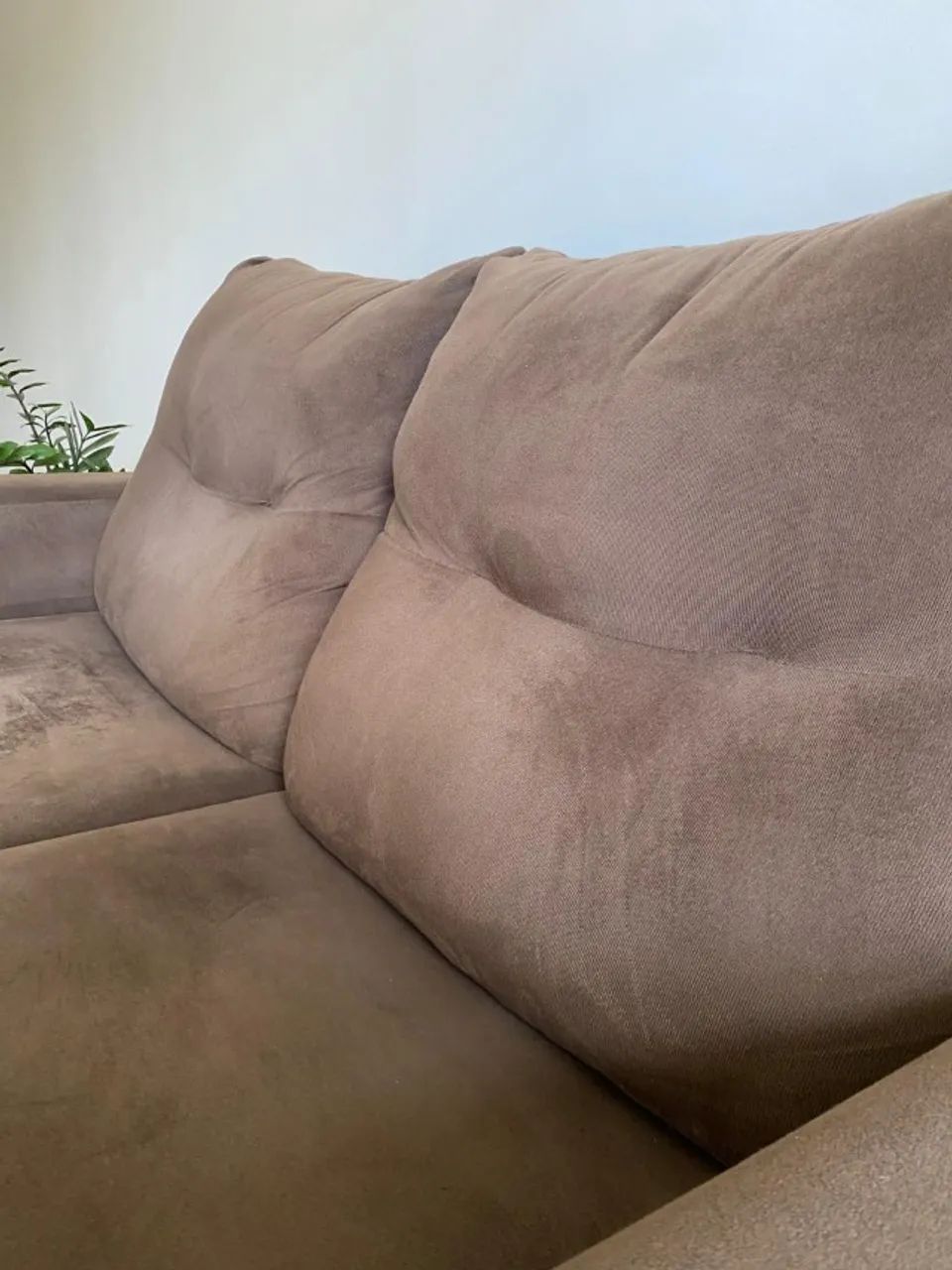 Sofá de 2 lugares, tecido suede na cor marrom - Foto 4