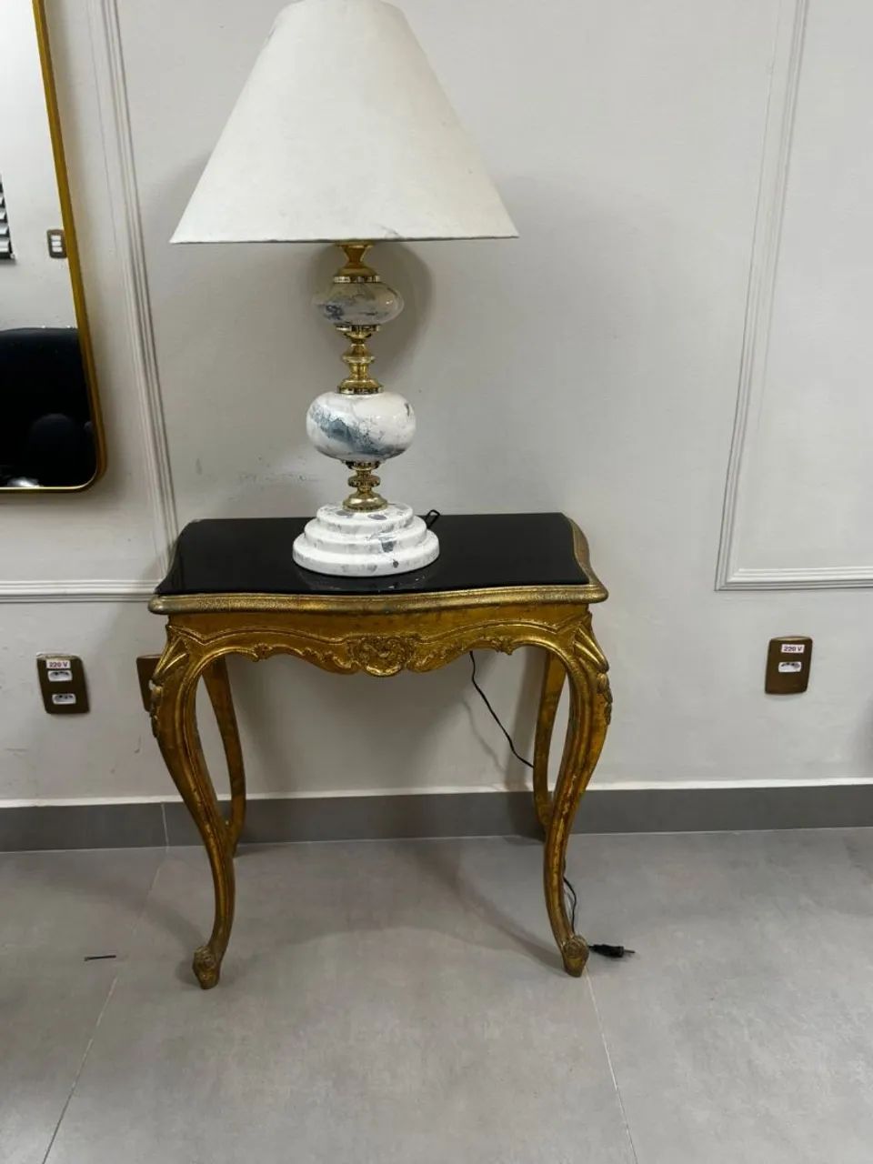 Mesa de Canto Clássica Dourada com Detalhes