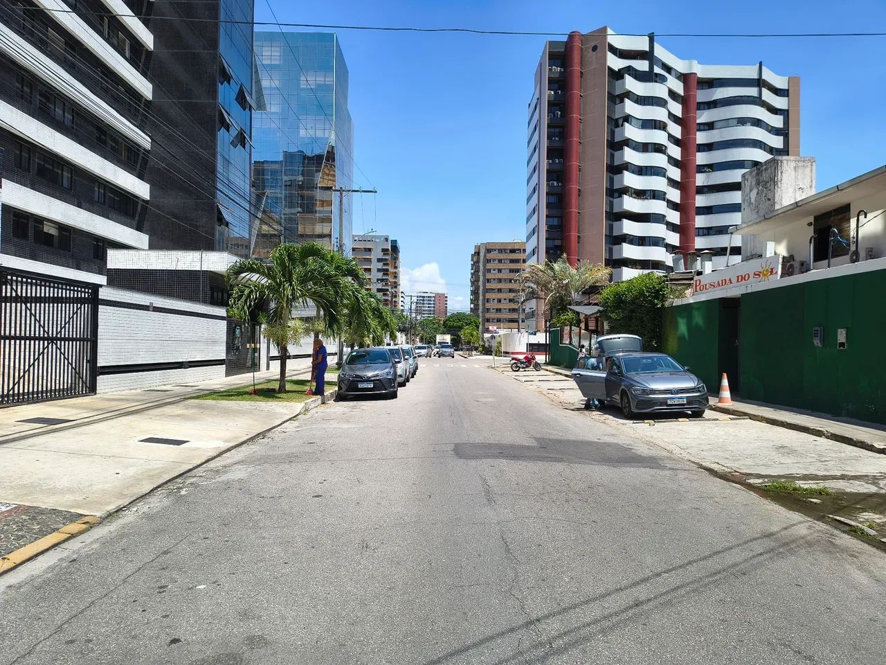 Alugo apartamento no Edifício Larissa, 3/4, com dependência e 02 vagas de garagem . - Foto 2