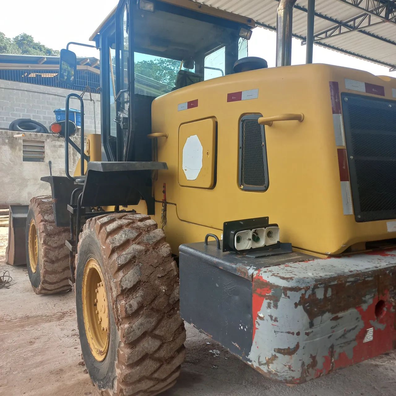 Vendo carregadeira cem ano 2011 com 7 mil h  - Foto 4