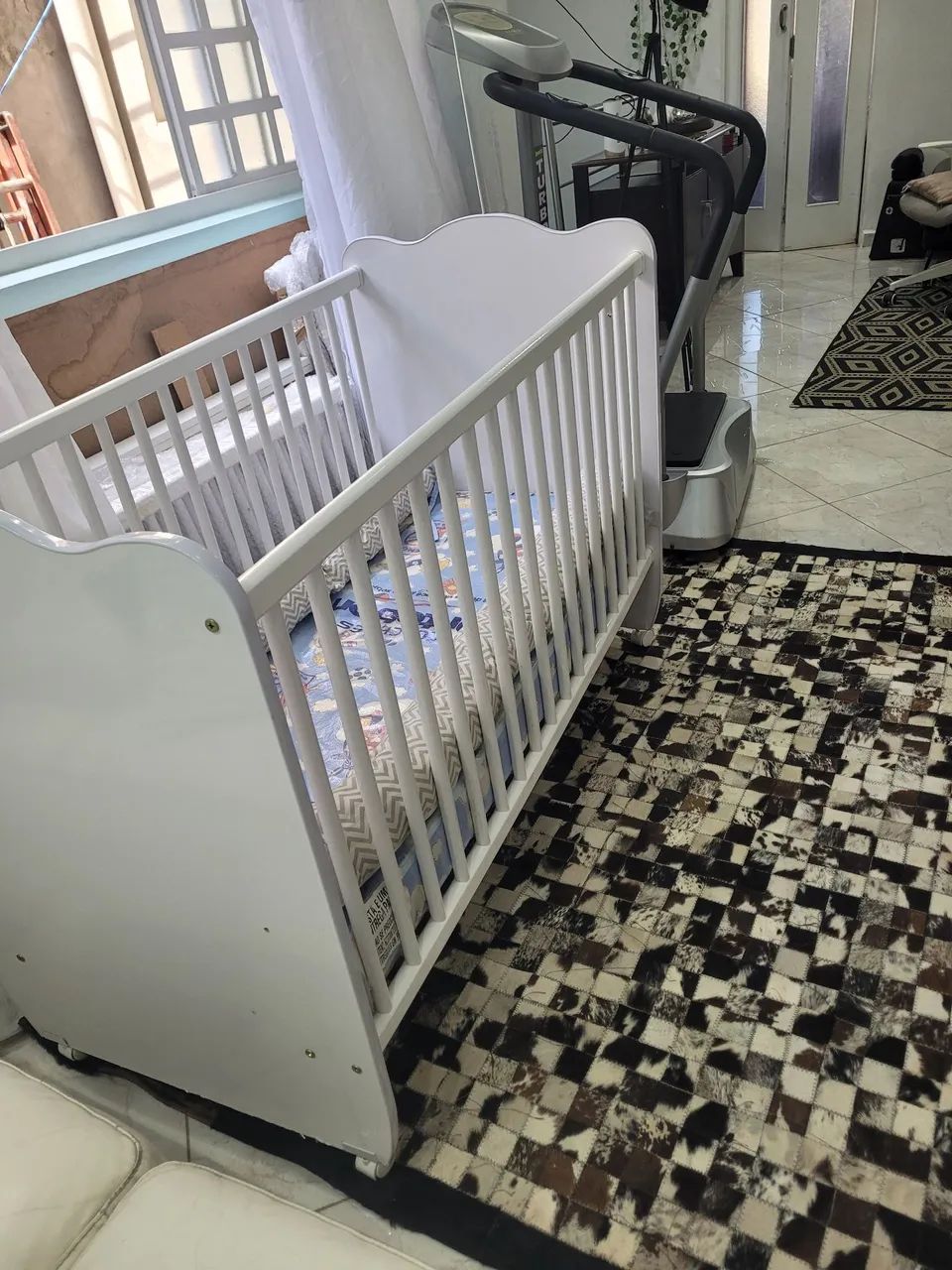 Berço Branco padrão americano com colchão sem uso - Foto 4