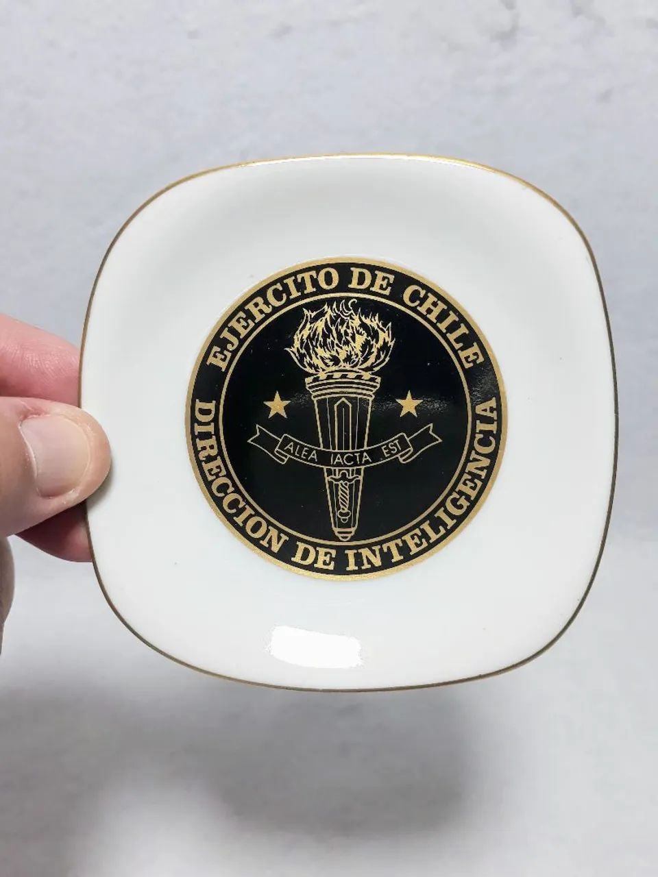 Pequeno prato decorativo em porcelana do chile