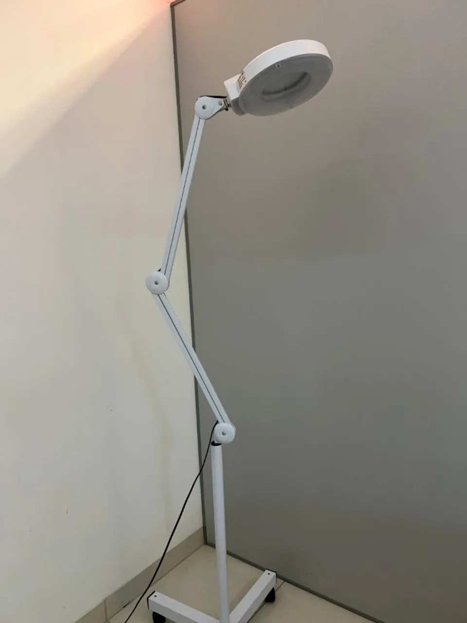 Luminária Led Estética c/ lupa - tripé articulado