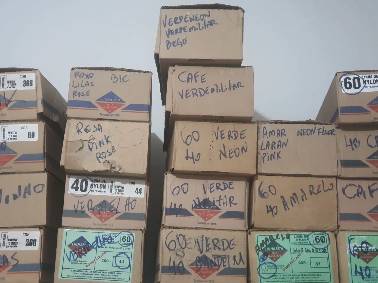 LOTE 370 CONES Linhas para costura de alta qualidade em diversas cores - Foto 2