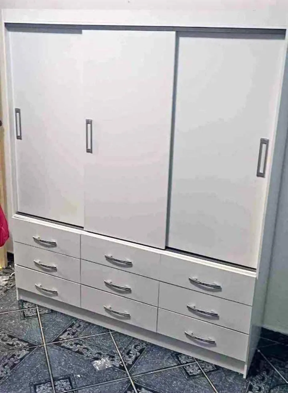 Guarda-Roupa Branco com Gavetas