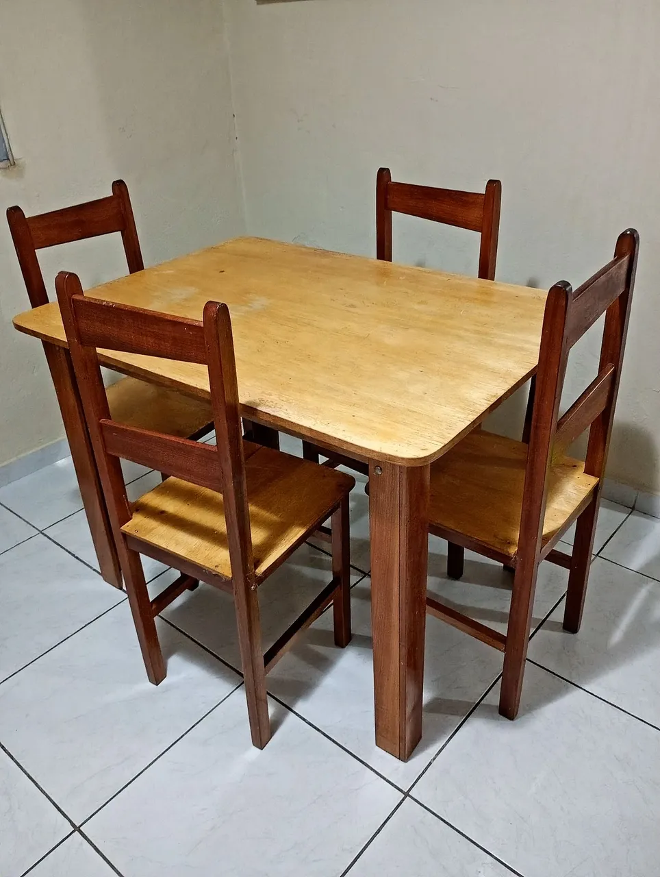 Conjunto de mesa com 4 cadeiras de madeira