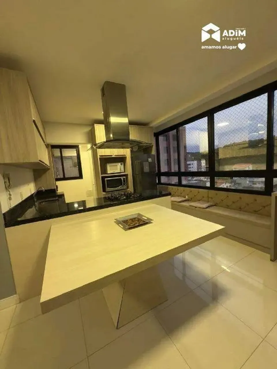 Aluguel anual: Apartamento de 2 suítes semi mobiliado em Balneário Camboriú.