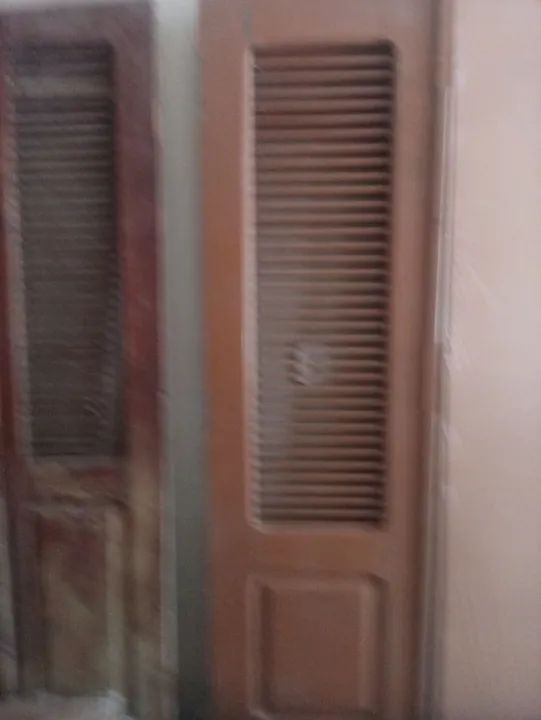 Portas de madeira maciça com venezianas