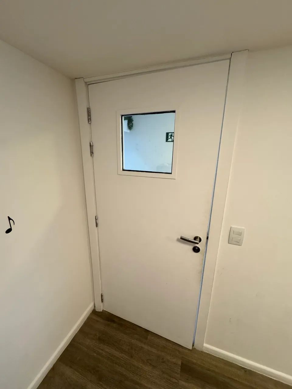 Vendo porta de madeira 90cm pra ambientes que precisam de acústica e silêncio. - Foto 2