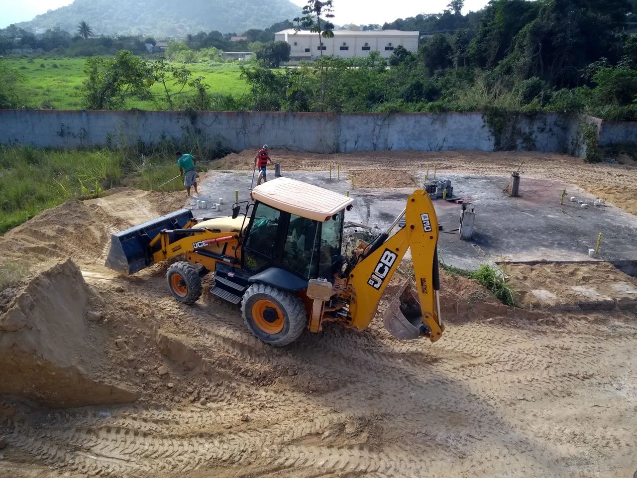 Retroescavadeira New Holland e JCB - Foto 6